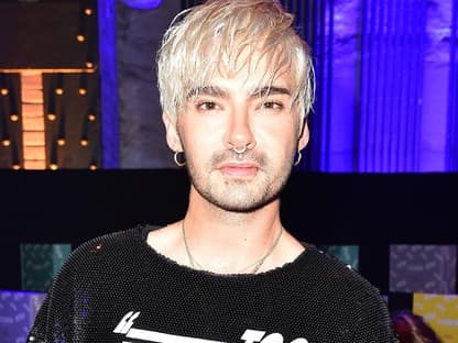 Bill Kaulitz lächelt leicht