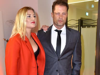 Luna und Til Schweiger stehen nebeneinander