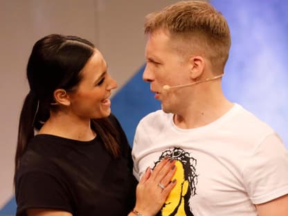 Amira und Oliver Pocher schauen sich an