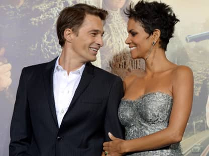 Halle Berry und Olivier Martinez lächeln sich an