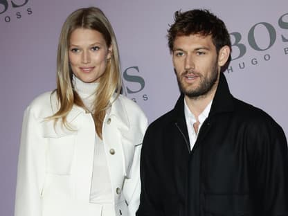 Toni Garrn und Alex Pettyfer halten Händchen