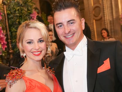 Andreas Gabalier und Silvia Schneider lächeln in die Kamera