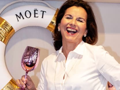 Claudia Obert freut sich mit Champagner.