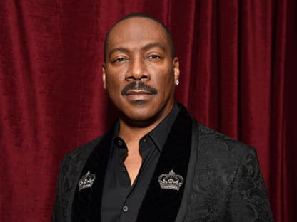 Eddie Murphy mit roten Hintergrund