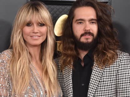 Heidi Klum lächelt, Tom Kaulitz ernst