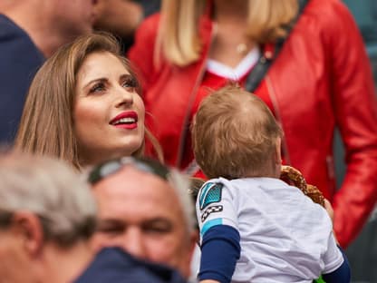 Cathy Hummels mit Sohn Ludwig im Stadion