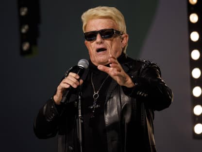 Heino steht auf der Bühne und singt