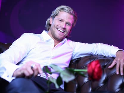 Bachelor Paul Janke mit Rose 