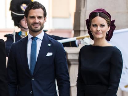 Carl Philip und Sofia lächeln leicht und schauen zur Seite