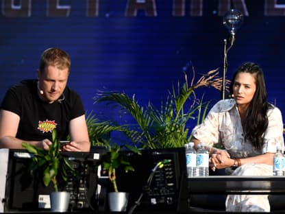 Oliver und Amira Pocher sitzen auf der Bühne