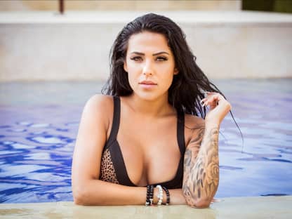 Elena Miras im Pool bei "Love island"