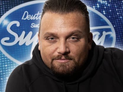 Menowin Fröhlich ernst, DSDS-Logo im Hintergrund