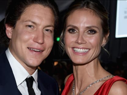 Vito Schnabel und Heidi Klum stehen nah beieinander und lächeln