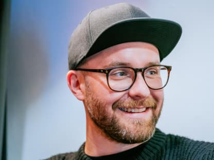 Mark Forster schaut zur Seite 