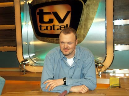 Stefan Raab am Pult von "TV total" auf ProSieben