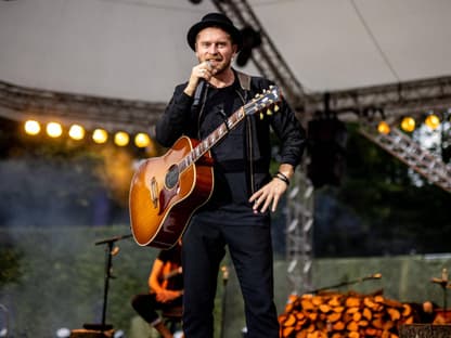 Johannes Oerding mit Gitarre auf der Bühne 