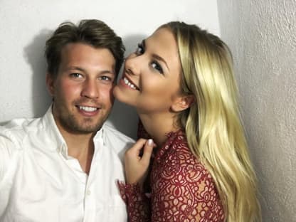 Rául Richter und Valentina Pahde machen ein Selfie