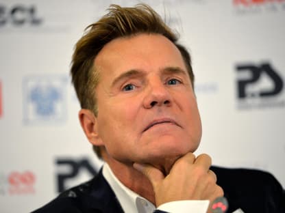 Dieter Bohlen mit ernsten Blick fasst sich ans Kinn