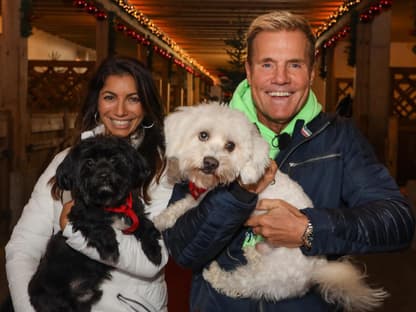 Carina Walz und Dieter Bohlen mit zwei Hunden