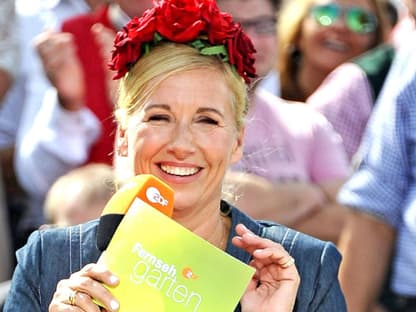 Andrea Kiewel mit Blumenkranz