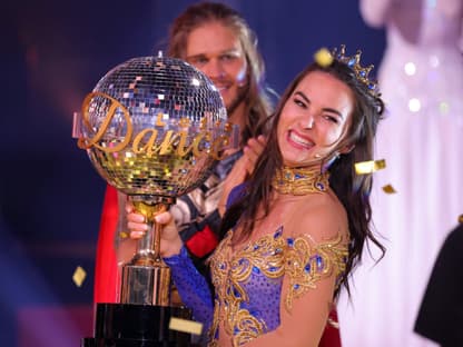 Renata Lusin strahlt mit "Let's Dance"-Pokal.