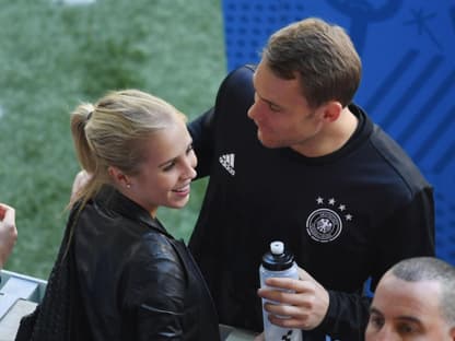 Manuel und Nina Neuer am Spielfeldrand, happy 