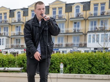 Gabriel Kelly singt auf der Straße