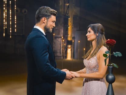 Niko Griesert hält Michèle de Roos' Hand im "Bachelor"-Finale 