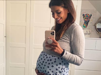 Eva Benetatou mit Babybauch