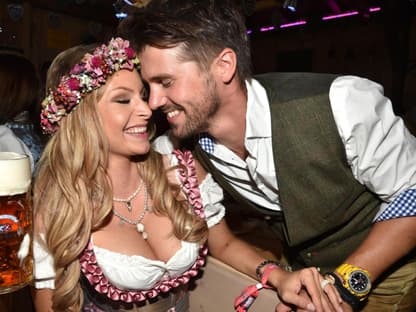 Jana und Thore Schölermann zeigen sich vertraut beim Oktoberfest