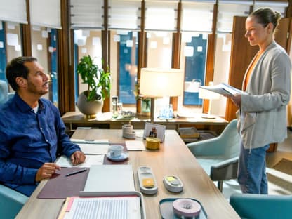 Marie und Richard schauen sich bei "Alles was zählt" im Büro an