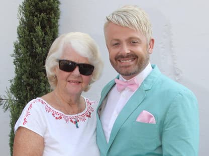 Ross Antony und seine Mutter Vivien Catterall mit Sonnenbrille