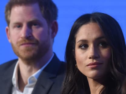 Harry und Meghan gucken streng.