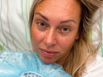 Julia Holz im Krankenhausbett