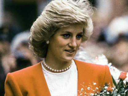 Prinzessin Diana lächelnd.