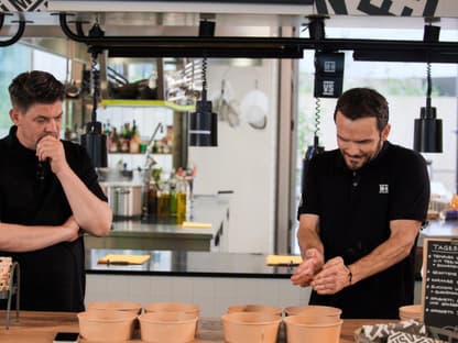 Tim Mälzer und Steffen Henssler kochen