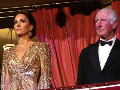 Kate und Charles stehen mit ernstem Blick nebeneinander