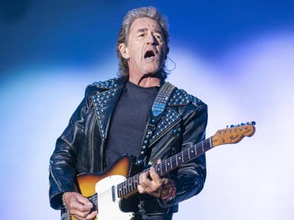 Peter Maffay spielt Gitarre