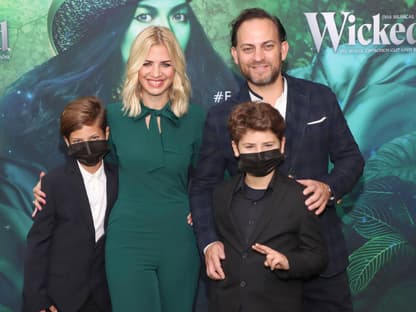 Susan, Jakob und ihre zwei Söhne bei einer Premiere