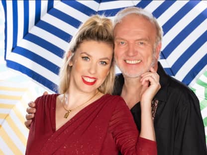 Janina Korn und Roland Heitz lächeln im "Sommerhaus"