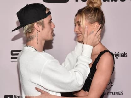 Justin Bieber und Hailey Bieber schauen sich an