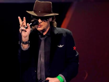 Udo Lindenberg singt mit Mikrofon in der Hand