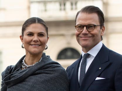 Victoria von Schweden und ihr Ehemann Daniel von Schweden lächeln