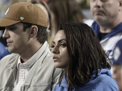 Ahston Kutcher und Ehefrau Mila Kunis gucken ernst.