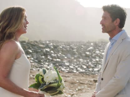 Meredith und Derek stehen sich am Strand gegenüber