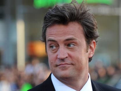 Matthew Perry schaut zur Seite