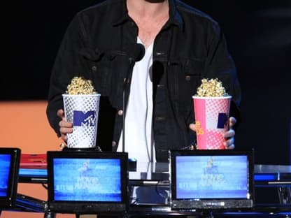 Robert Pattinson hält seine MTV Trophäen ganz fest