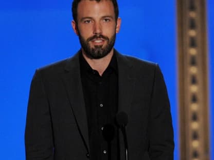 Ben Affleck überreichte Charlize Theron eine Trophäe  