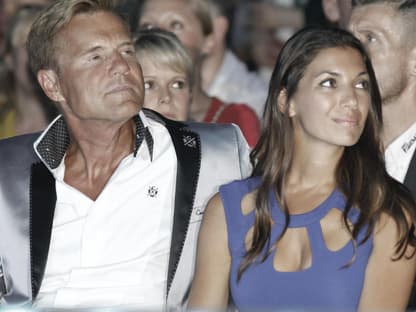 Dieter Bohlen und Carina Walz gucken zur Seite