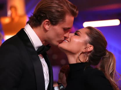 Sophia Thomalla und Alex Zverev küssen sich